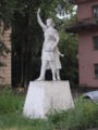 Скульптура «Женщина с ребёнком» напротив Манотоми.