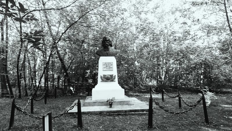 Файл:Памятник Потанину ГН (чёрно-белый снимок).jpg