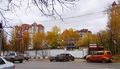 Площадка снесённого здания «Ленина-49». Открылся вид на 5-этажное общежитие «пр. Ленина, 49-А». Левее видно 9-этажное здание «ул. Советская, 63»