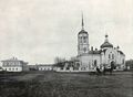 Вид с юга на «Монастырскую трапезную» (слева) и на Иннокентьевский храм монастыря; восточнее храма в 1870-х гг. была впервые была воздвигнута часовня во имя Домны Томской.